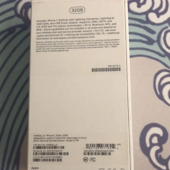 iPhone 7 silver 32GB no cracks, no scratches… mint condition/charge & go.Box +